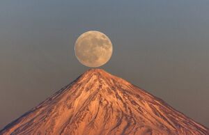 عکس/ ماه کامل بر فراز قله دماوند