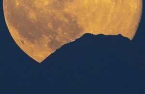 عکس/ طلوع اولین ماه کامل پاییز از پس دهانه آتشفشانی دماوند