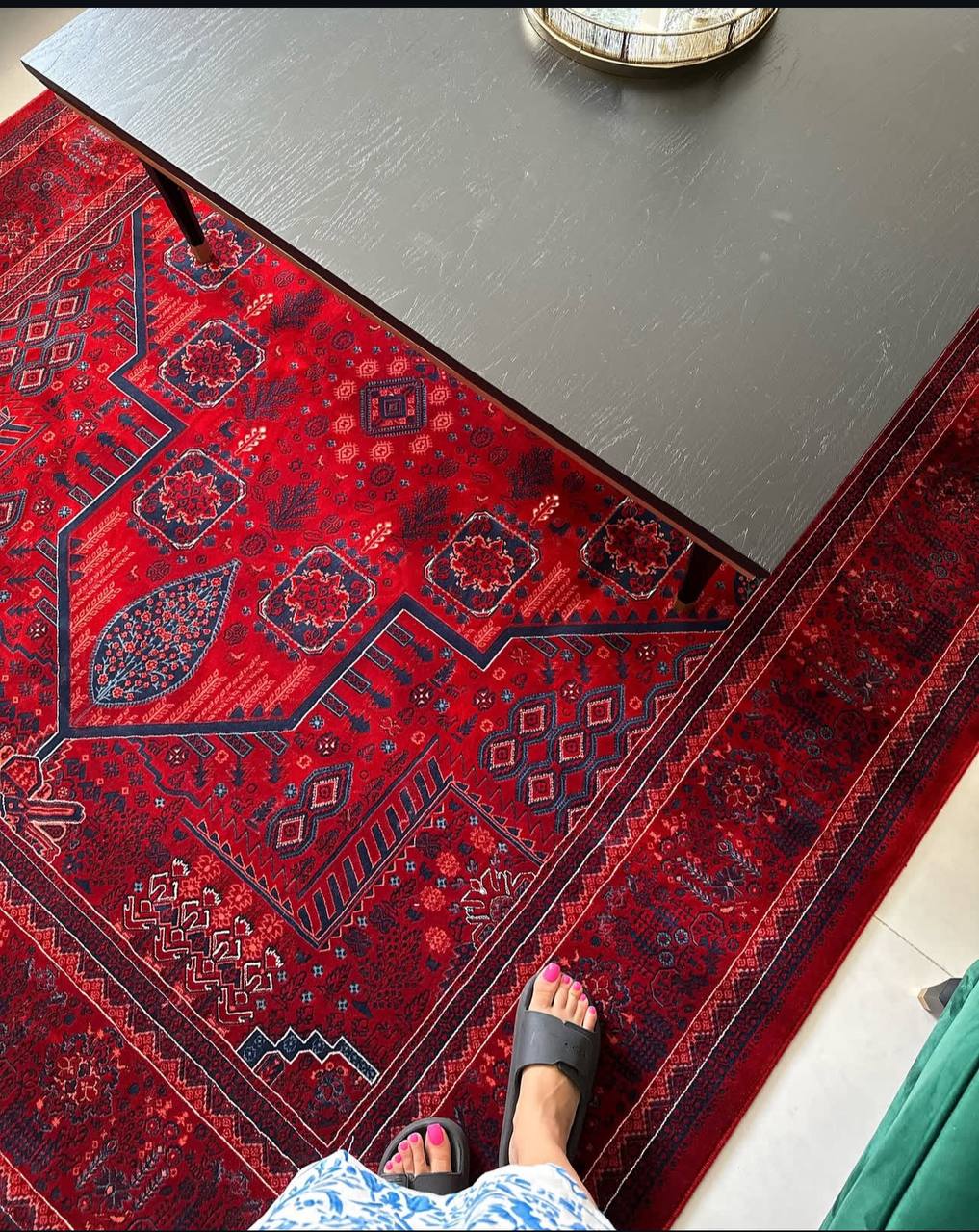 ایدههای چیدمان پذیرایی با فرش قرمز برای فضایی خیرهکننده و لوکس