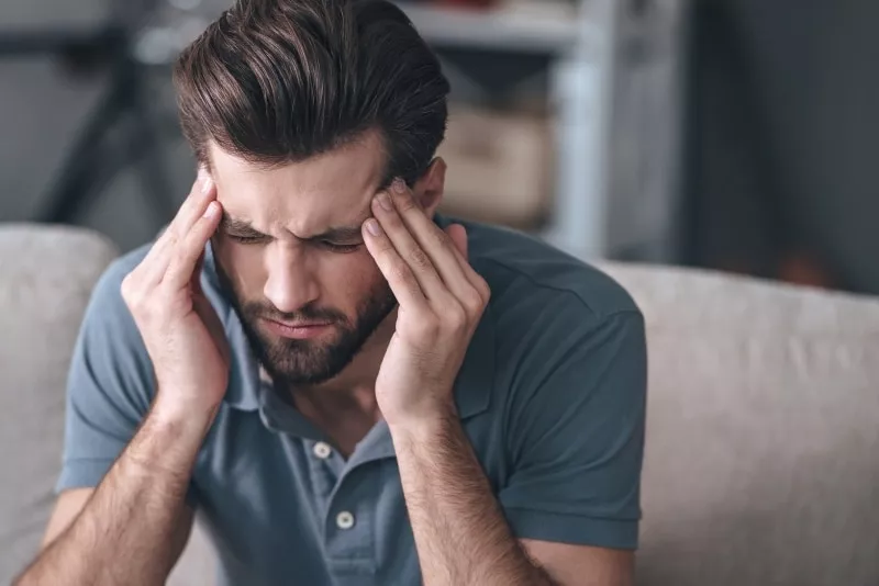 از کجا بفهمیم میگرن داریم؟ راهنمای کامل تشخیص علائم، انواع و زمان مراجعه به پزشک