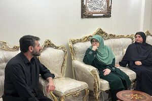 مهاجرانی به دیدار خانواده شهید مهدی پور رفت