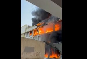 اولین تصاویر از آتش‌سوزی مهیب در یک مجتمع تجاری