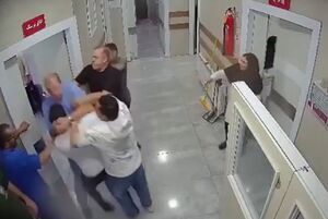 فیلم / حمله دسته جمعی به پزشک و پرسنل درمانگاه در شهریار!