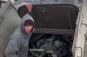 جوان فلسطینی تانک اسرائیلی را به حراج گذاشت!