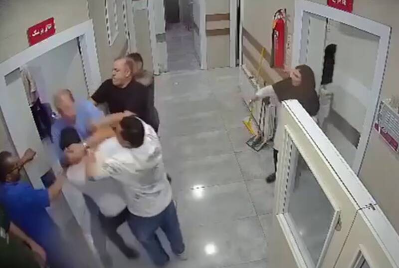 فیلم/ حمله دسته جمعی‌ به پزشک و پرسنل درمانگاه در شهریار!