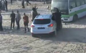 لحظه رسیدن خودروهای حماس به محل آزادی اسرای اسرائیلی