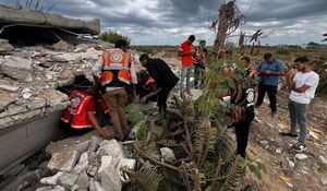 فلسطینی‌ها با دست خالی پیکر عزیزانشان را جستجو می‌کنند