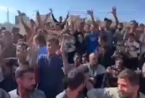 مردم خان‌یونس در انتظار اسرای آزاد شده فلسطینی