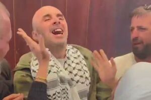 فیلم/ دیدار اسیر فلسطینی با خانواده‌اش پس از ۲۲ سال