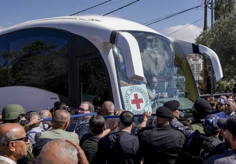 خشم و عصبانیت صهیونیستها از آزادی اسرای مقاومت/ آزادی رزمندگان فلسطینی ادامه دارد + عکس و فیلم