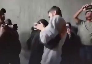 لحظه دیدار خبرنگار آزاده فلسطینی با خانواده‌اش