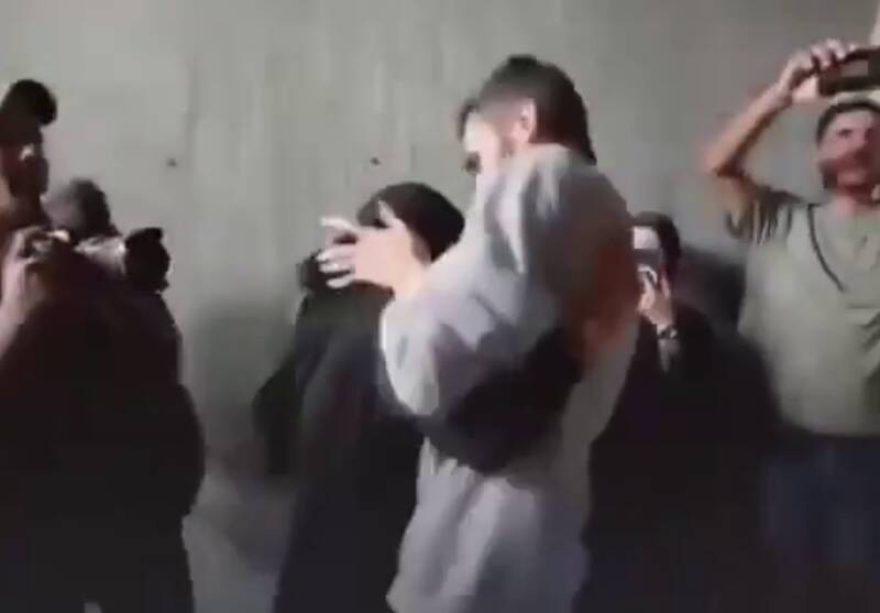 لحظه دیدار خبرنگار آزاده فلسطینی با خانوادهاش
