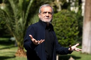 فیلم / واکنش پزشکیان به سوالات خبرنگاران در حیاط دولت