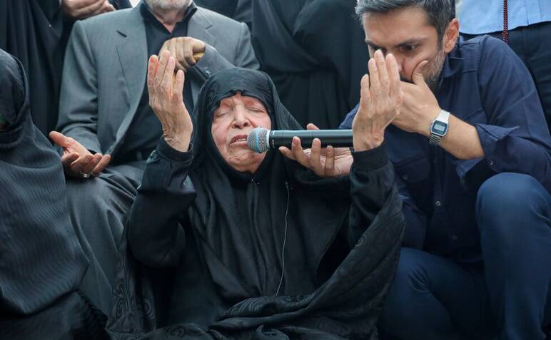 عکس/ اولین حضور مادر سردار شهید مهدی ربانی بر مزار فرزند شهیدش