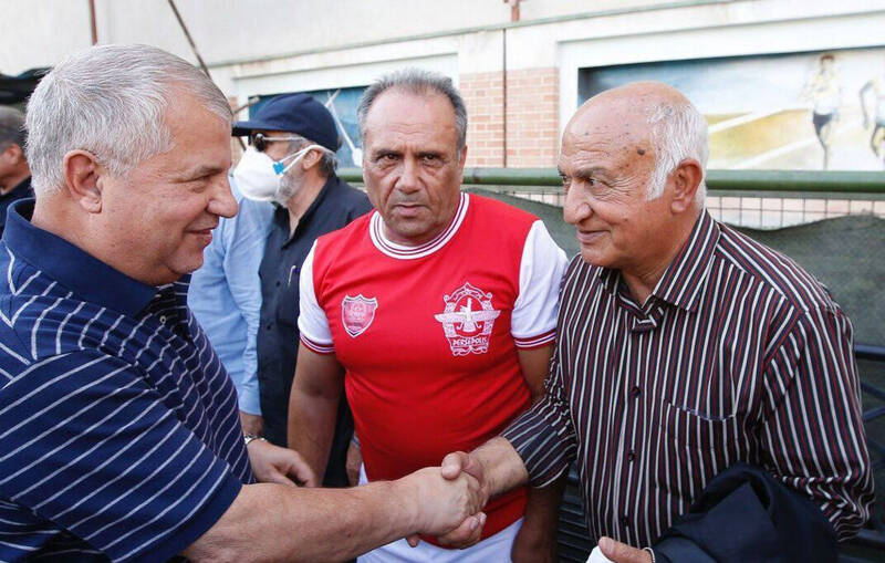 به تماشاگران خط می‌دهند تا هاشمیان را هو کنند