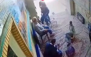 فیلم / سوءقصد به جان یک روحانی در صحن امامزاده یحیی تهران (16+)
