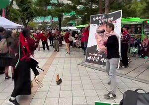 فیلم/ پرتاب کفش به سمت نتانیاهو در سئول! پرتاب کفش به سمت نتانیاهو در سئول!