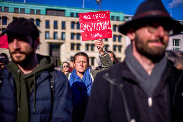 فریاد معترضان آمریکایی علیه دولت ترامپ: آمریکا را نجات دهید + فیلم