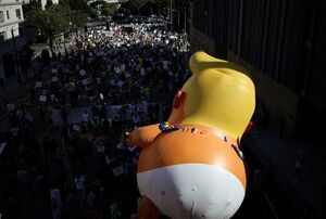 آمریکا امروز در حال فرار از «پادشاهیِ مدرنِ ترامپ»