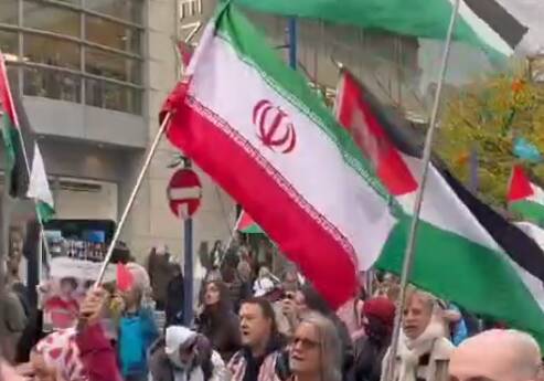 پرچم ایران در میان حامیان فلسطین در انگلیس