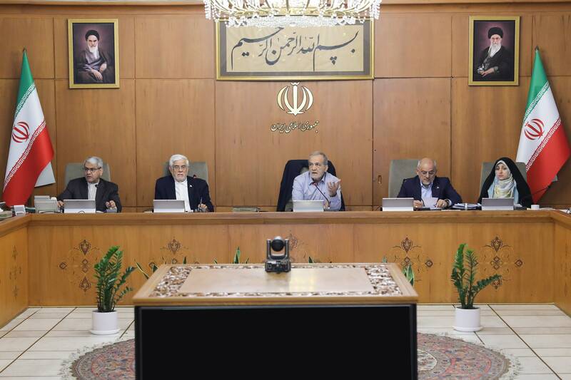 پزشکیان: هر مقررهای که موجب فشار اقتصادی بر زندگی مردم شود، باید سریع اصلاح شود