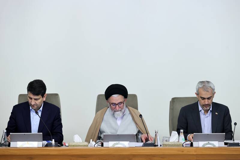 پزشکیان: هر مقررهای که موجب فشار اقتصادی بر زندگی مردم شود، باید سریع اصلاح شود