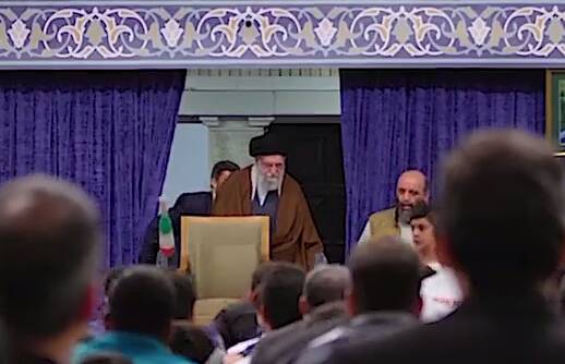 لحظه ورود رهبر انقلاب به حسینیه امام با ضرب مرشد