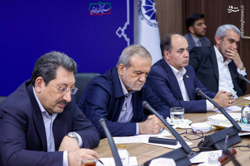 عکس / نشست صمیمی رئیس جمهور با اعضای اتاق بازرگانی ایران 6