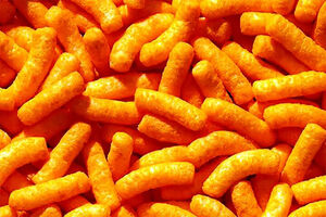 فیلم/ کشف ۶ تن پُفک و اسنک که با مواد صنعتی رنگ می شد!