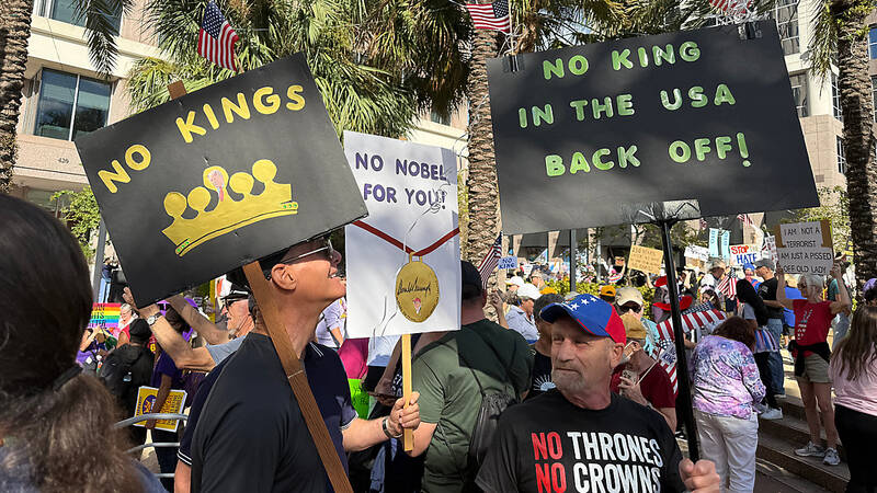 دموکراسی آمریکایی زیر آوار «فضولات» ترامپی/ ریشههای توهم پادشاهی در رییس جمهور آمریکا +عکس و فیلم