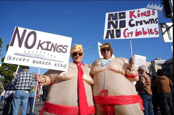 دموکراسی آمریکایی زیر آوار «فضولات» ترامپی/ ریشه‌های توهم پادشاهی در رییس جمهور آمریکا +عکس و فیلم