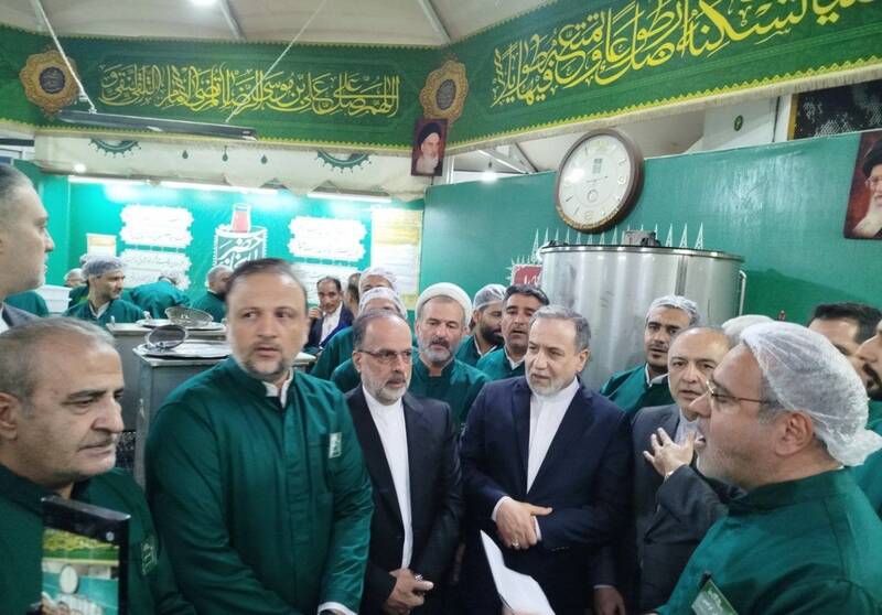 عکس/ حضور عراقچی در چایخانه صحن مطهر امام حسن (ع)