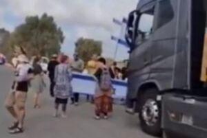 فیلم/ ممانعت صهیونیستها از ورود کمکهای انسانی به غزه