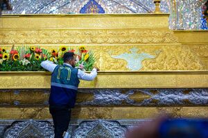 عکس / گل‌آرایی ضریح سیدالشهدا برای ولادت خواهرشان