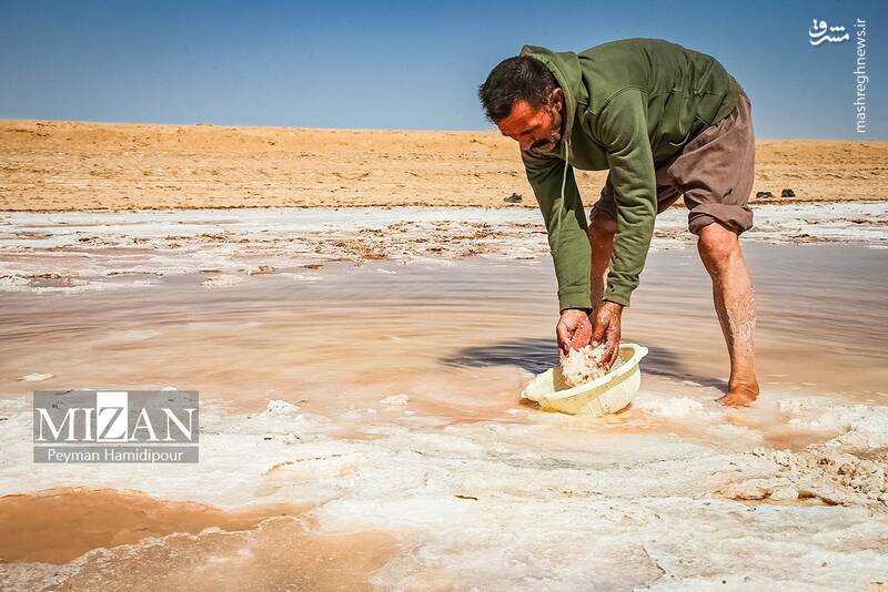 عکس / برداشت سنتی نمک در خراسان شمالی 8