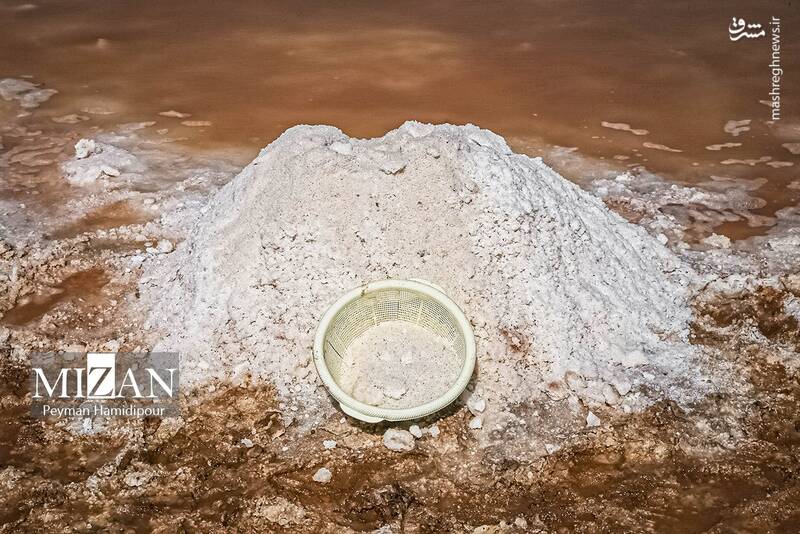 عکس / برداشت سنتی نمک در خراسان شمالی 5