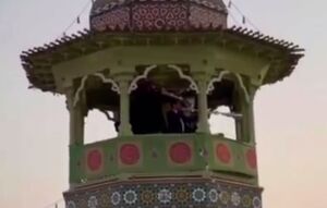 فیلم / نقارهزنی حرم حضرت معصومه (س) در شب ولادت زینب کبری