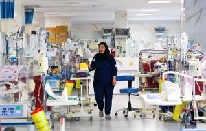 عکس/ پرستار؛ نگهبان جان و تکیهگاه امید بیمار