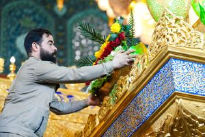 عکس / گل‌آرایی ضریح حرمین سامرا در سالروز ولادت زینب کبری (س)