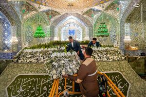 فیلم / گل‌آرایی ضریح پدر برای ولادت دخترش