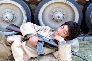 گریه فرمانده برای شهادت نوجوان نخبه گریه فرمانده برای شهادت نوجوان نخبه