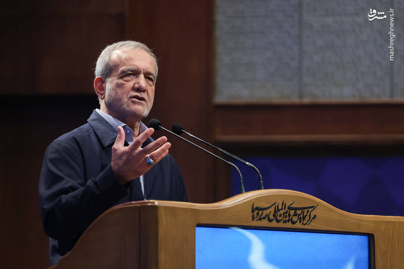 عکس / حضور پزشکیان در مراسم گرامیداشت مقام پرستار 26