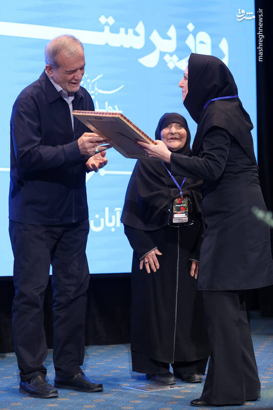 عکس / حضور پزشکیان در مراسم گرامیداشت مقام پرستار 21