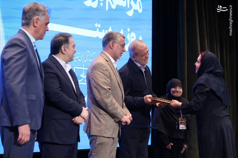 عکس / حضور پزشکیان در مراسم گرامیداشت مقام پرستار 15