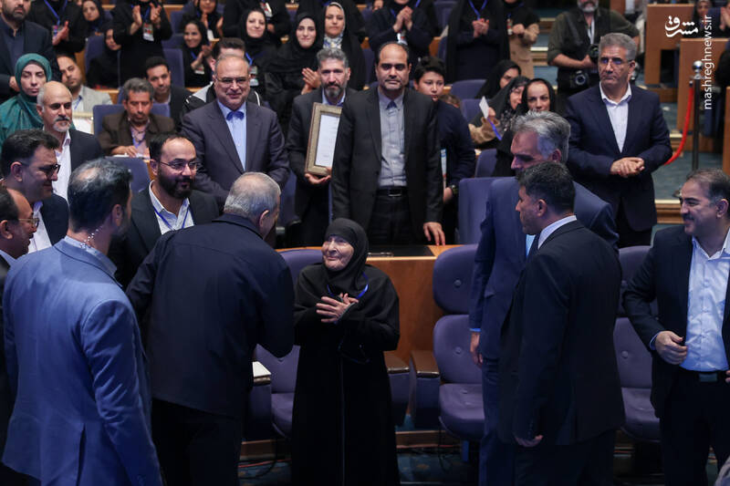 عکس / حضور پزشکیان در مراسم گرامیداشت مقام پرستار 35