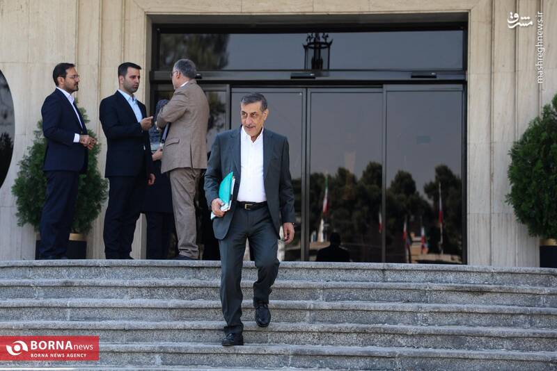 عکس / وزرای دولت در حیاط دولت 4