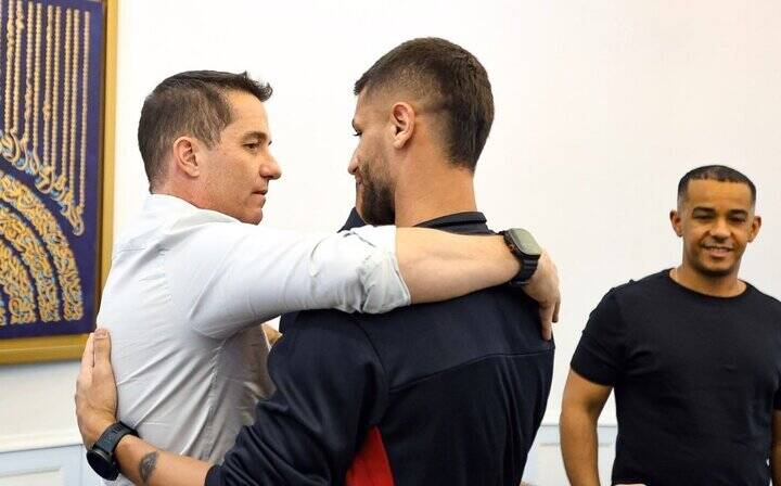 معارفه فرودگاهی اوسمار به بازیکنان پرسپولیس + عکس 2