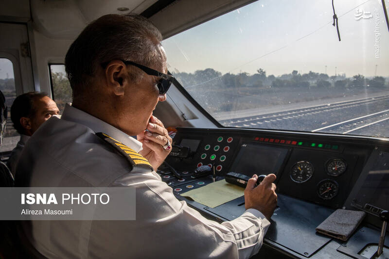 عکس / بازدید پزشکیان از خطوط راه آهن حومه‌ای استان تهران 10