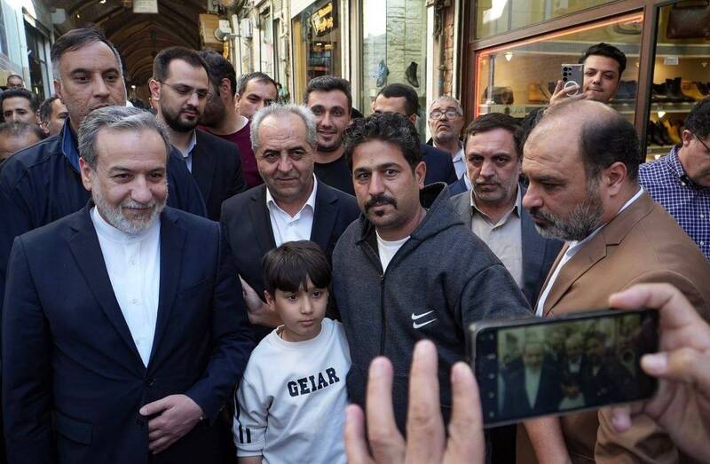 گشت‌وگذار کوتاه وزیر امور خارجه در بازار تبریز +عکس