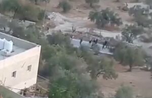 فیلم/ حمله شهرک‌نشینان صهیونیست به الخلیل در کرانه باختری